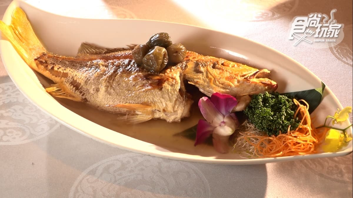 「梅汁澎湖赤筆魚」使用醃漬的梅子入菜，吃起來超開胃。