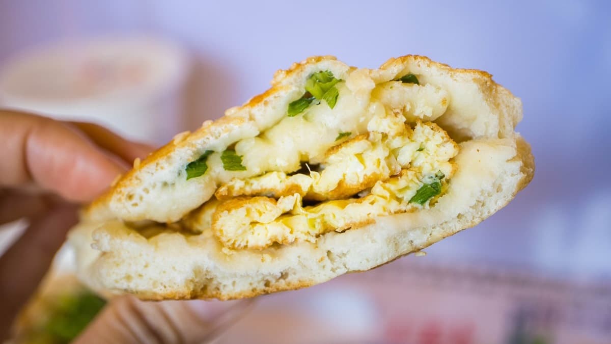 厚實的蔥蛋讓燒餅多了鹹香味，口味層次更豐富。（圖片來源：小佳的幻想世界）