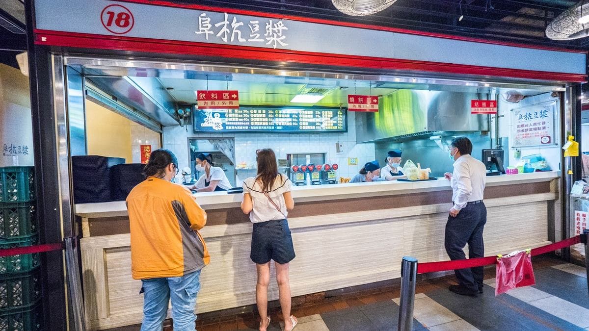 一上２樓就會看到店面，開放式廚房有透明櫥窗。（圖片來源：小佳的幻想世界）