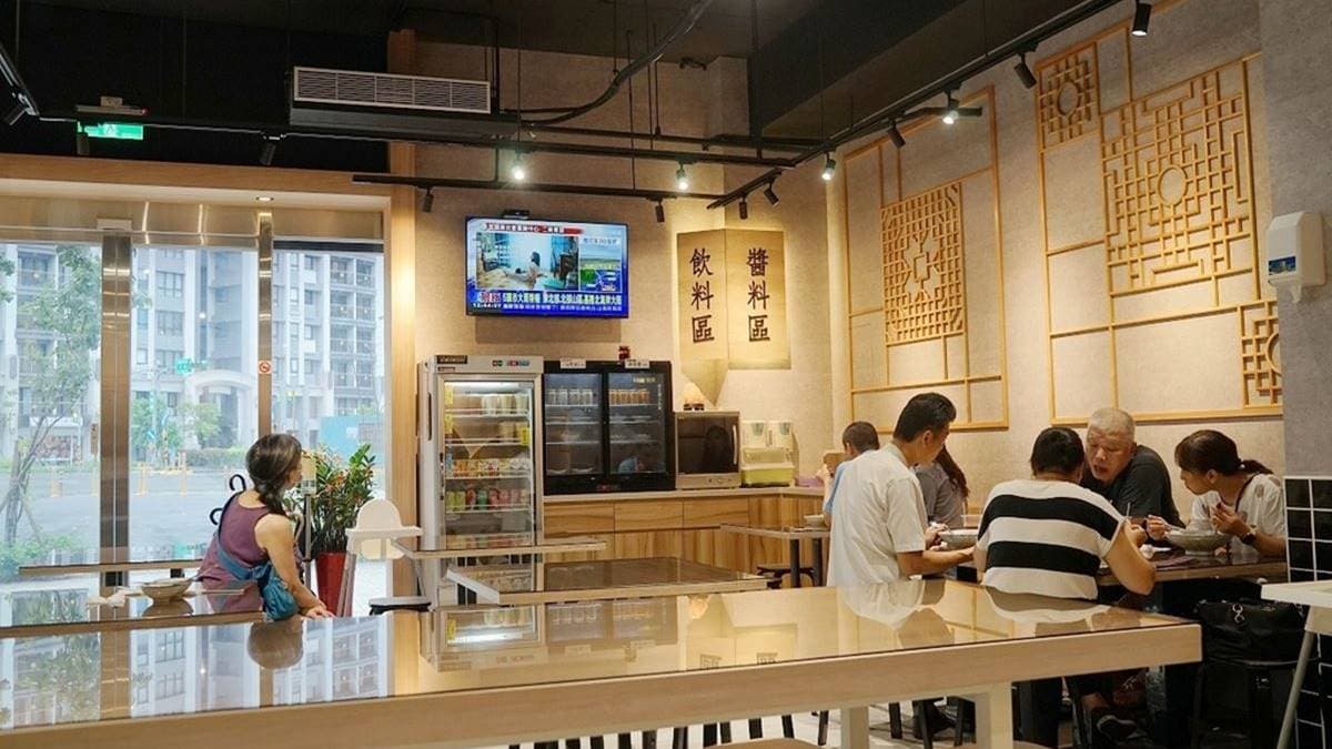 用餐環境還滿寬敞乾淨，裝潢很有中國風。（圖片來源：東蛙池塘）