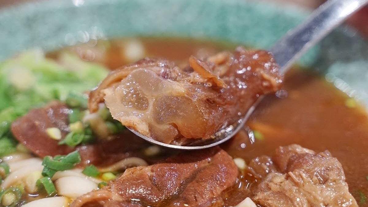 牛筋燉得很入味，口感軟嫩又帶點Ｑ感，咀嚼可以感受到油脂的黏度，好吃！（圖片來源：東蛙池塘）