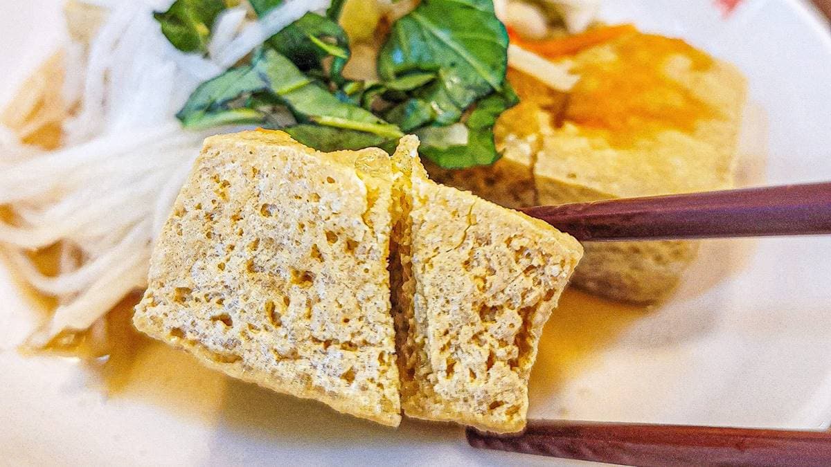 臭豆腐吸飽蒜味醬汁，充滿濃厚的九層塔香氣。（圖片來源：宜蘭ㄚ欣的美食日誌）