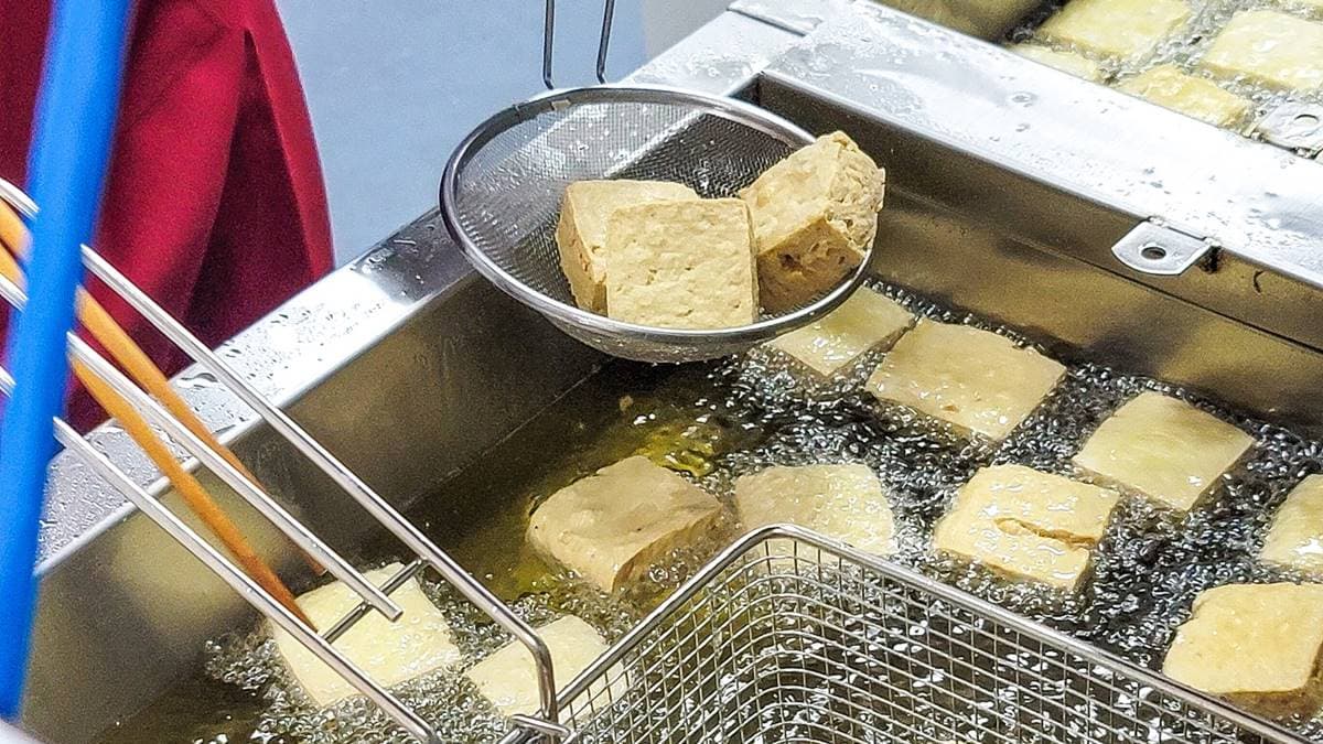 臭豆腐利用３種不同溫度的油鍋依序炸過一遍，外皮相當酥脆。（圖片來源：宜蘭ㄚ欣的美食日誌）