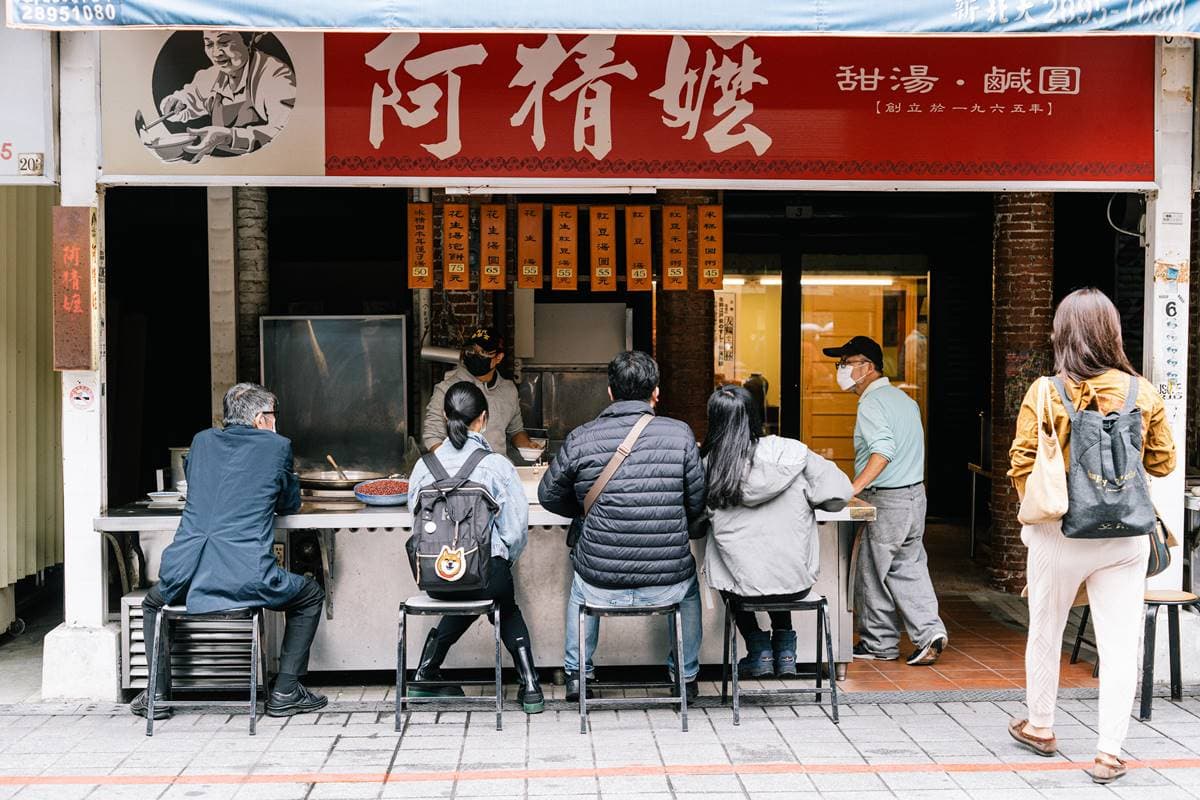 開店３小時完售！華西街50年「古早味米糕粥」香軟暖胃，內行再點花生湯泡餅