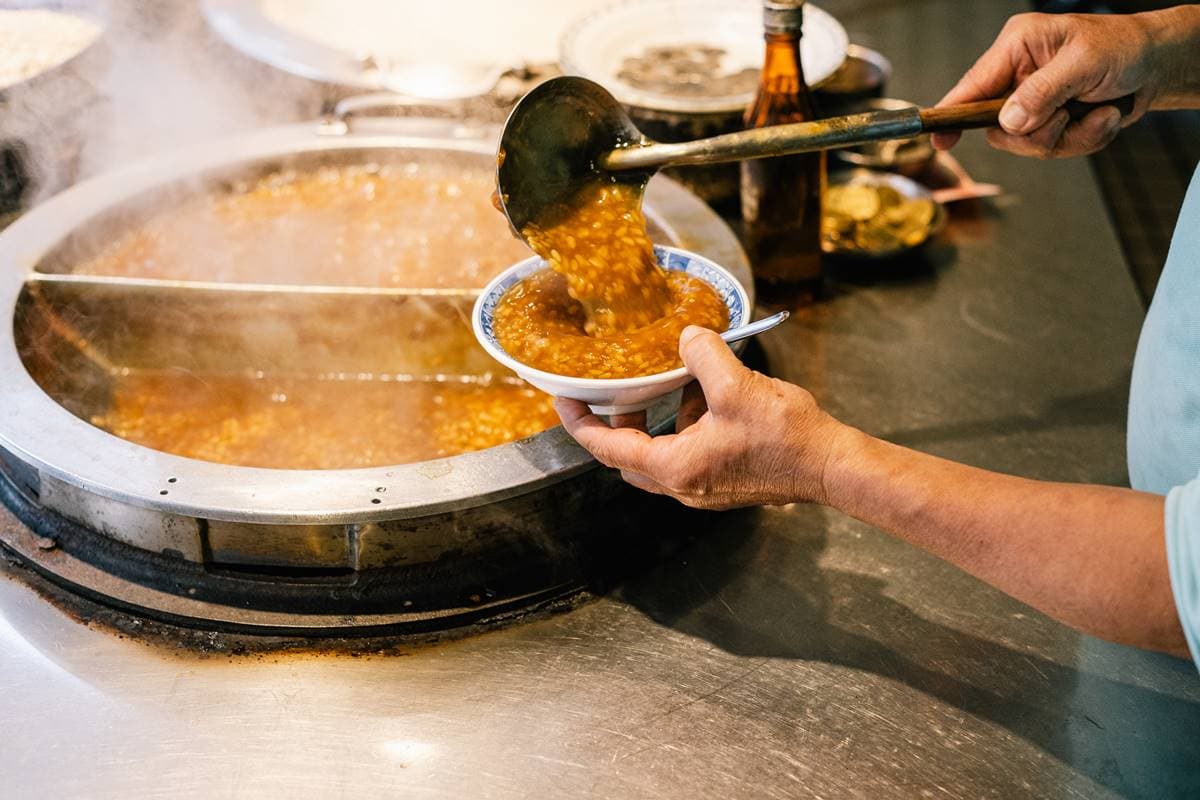 開店３小時完售！華西街50年「古早味米糕粥」香軟暖胃，內行再點花生湯泡餅