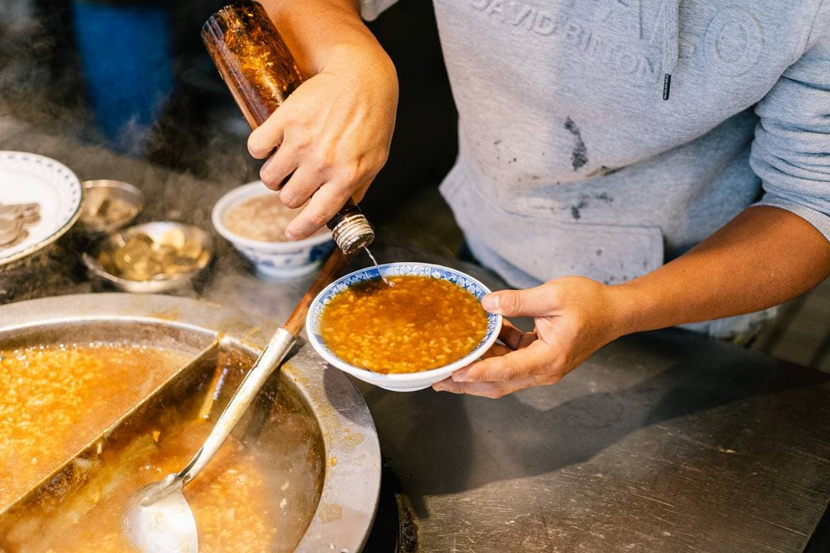 開店３小時完售！華西街50年「古早味米糕粥」香軟暖胃，內行再點花生湯泡餅