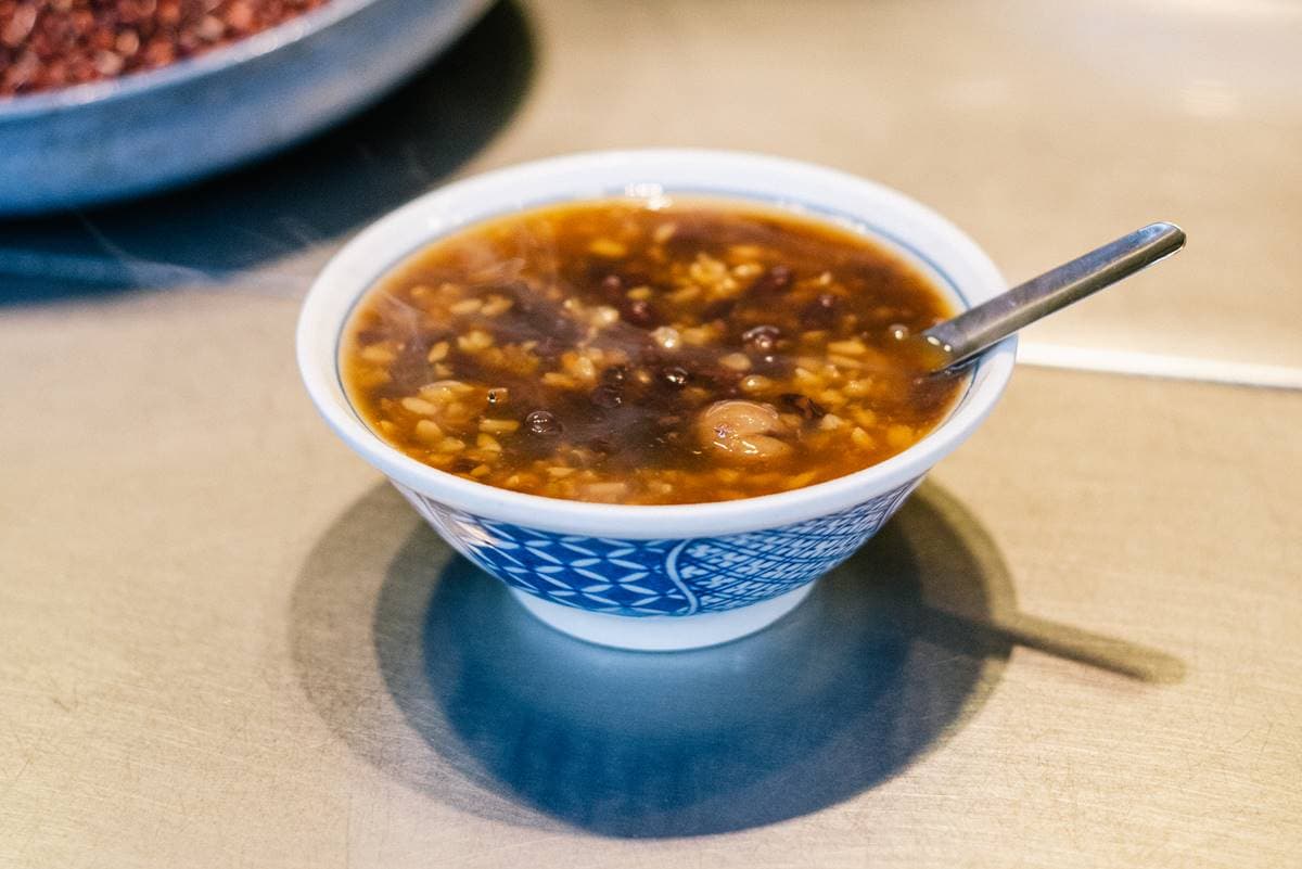 開店３小時完售！華西街50年「古早味米糕粥」香軟暖胃，內行再點花生湯泡餅