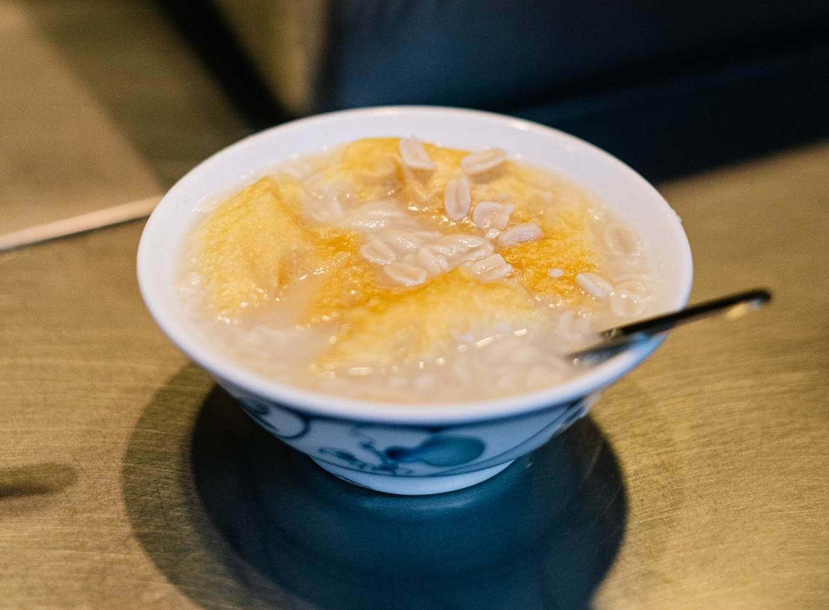 開店３小時完售！華西街50年「古早味米糕粥」香軟暖胃，內行再點花生湯泡餅