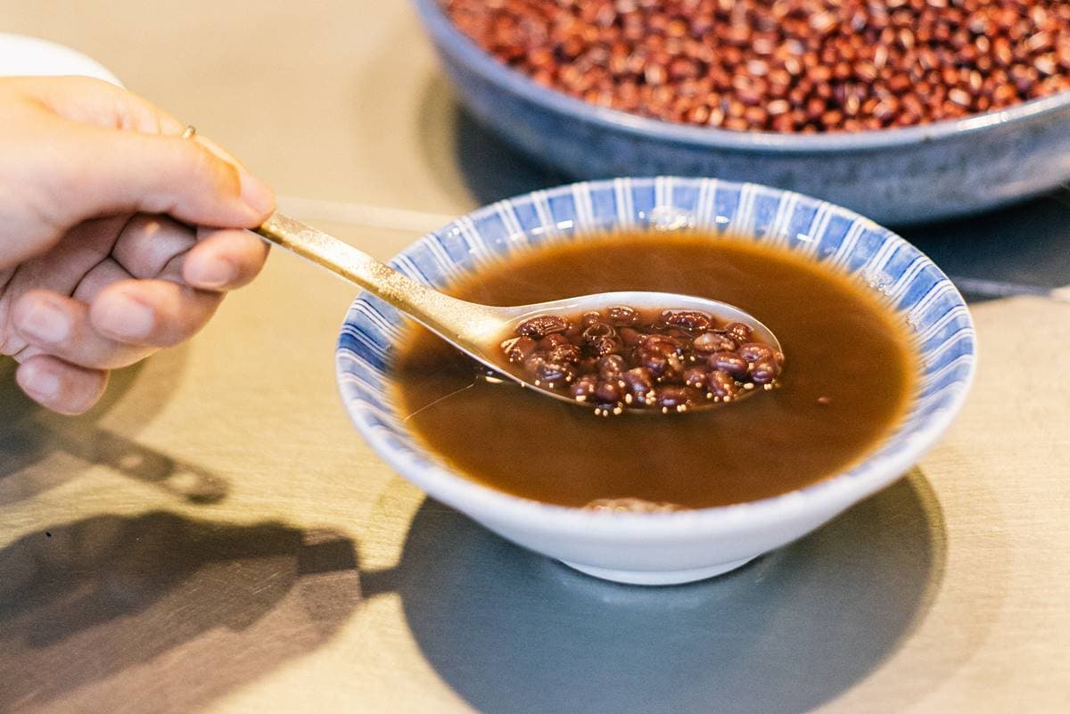 開店３小時完售！華西街50年「古早味米糕粥」香軟暖胃，內行再點花生湯泡餅