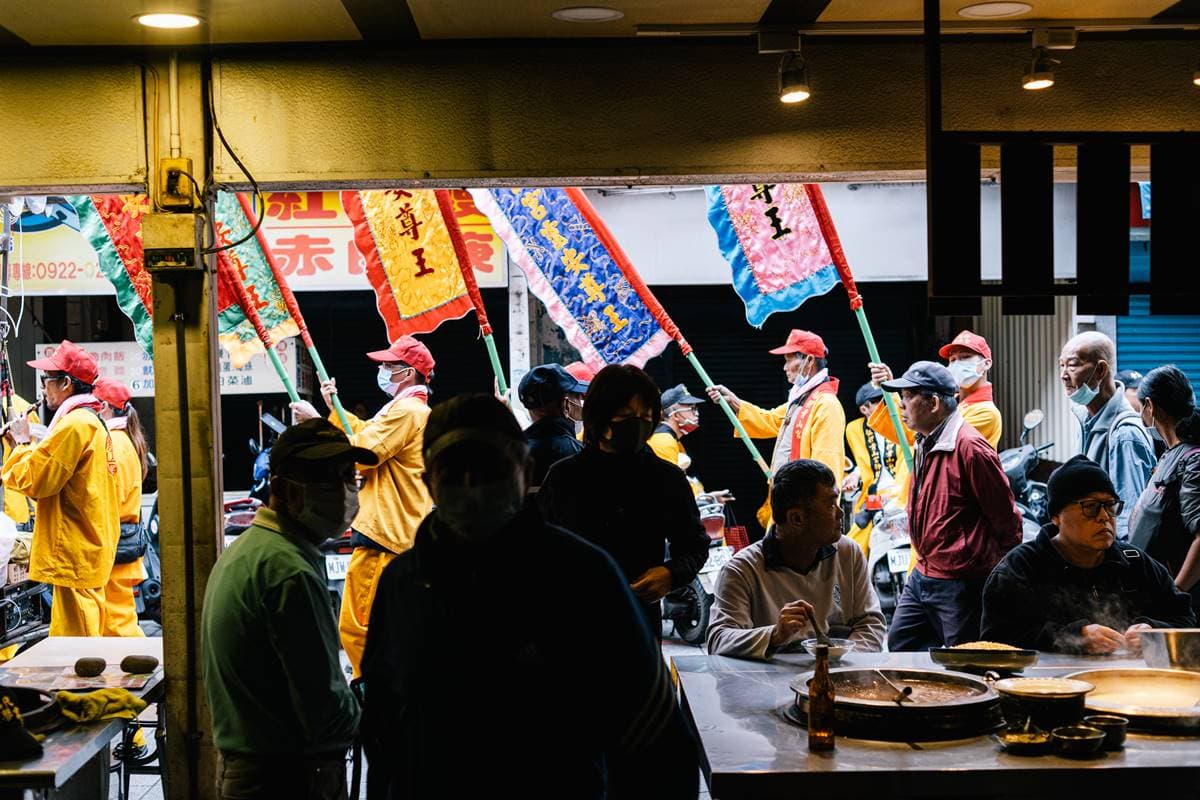 開店３小時完售！華西街50年「古早味米糕粥」香軟暖胃，內行再點花生湯泡餅