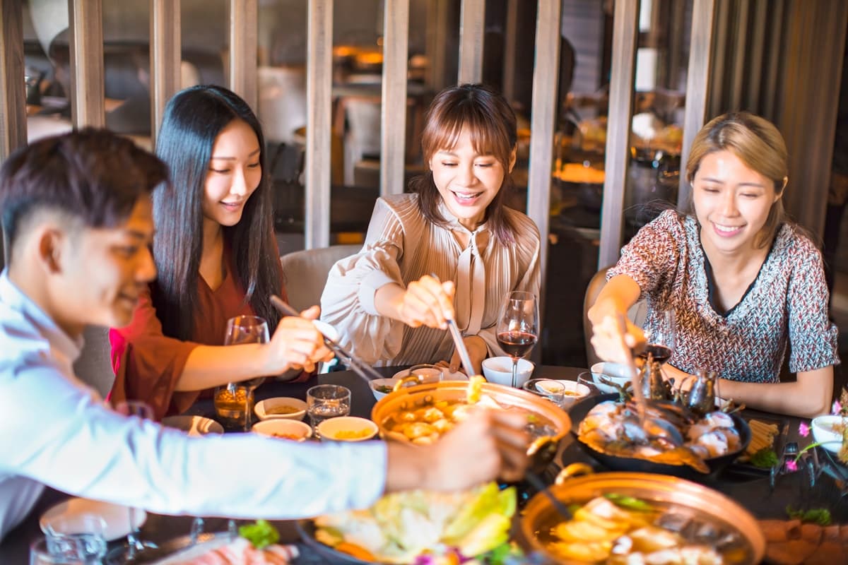 吃年夜飯注意！４大「用筷禁忌」小心誤觸，等菜途中筷子「這樣擺」才禮貌