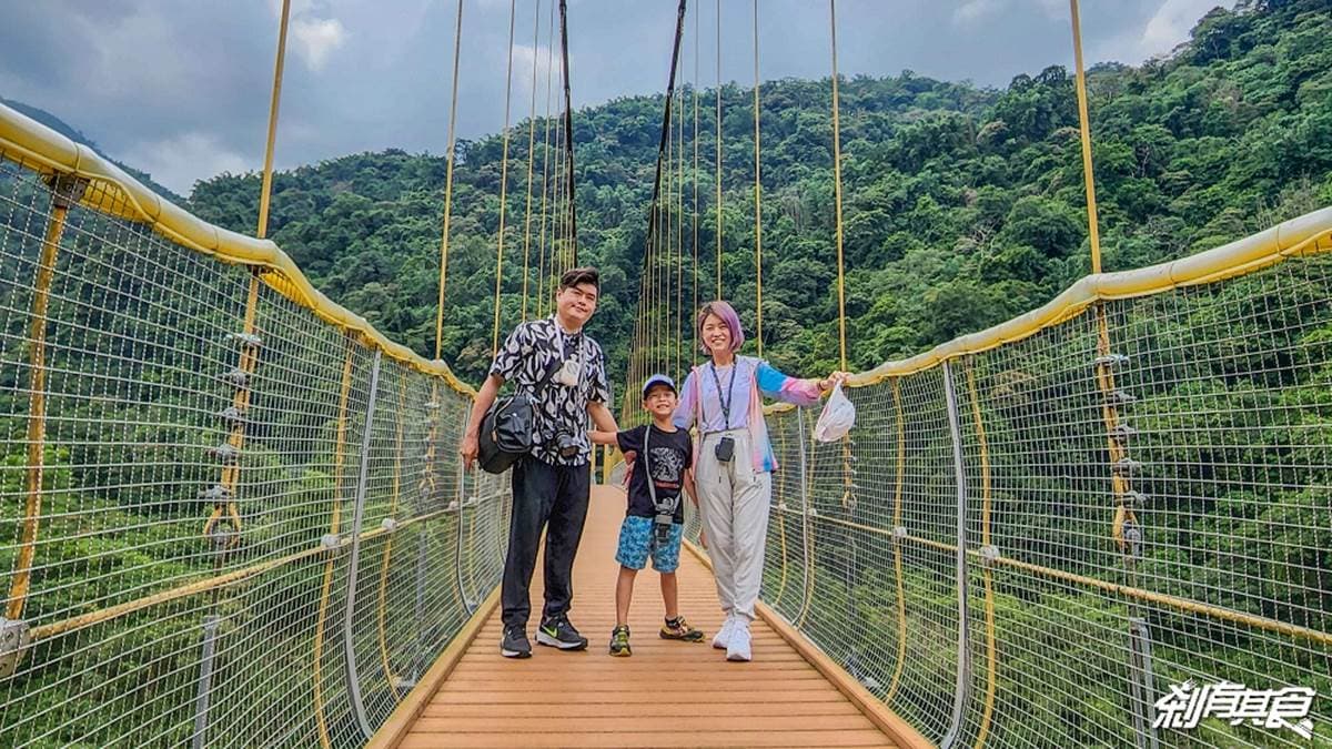 瑞龍吊橋比想像中好走，橋面算寬 ，２人並肩走或雙向會面都沒問題。（圖片來源：剎有其食）