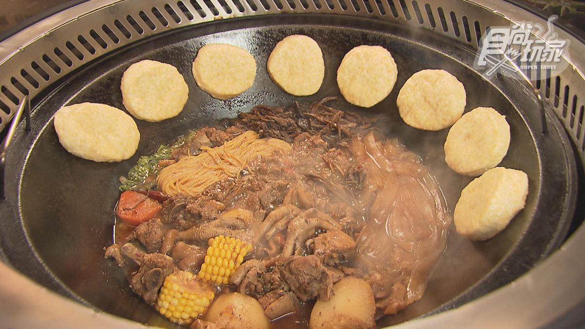 唯一正宗東北菜!招牌「鐵鍋燉肉」入口就化開,必配酥脆玉米餅沾湯更唰嘴
