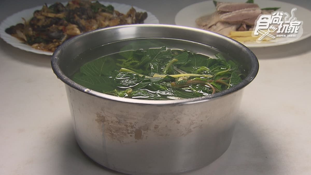 吃完重口味的熱炒後，再來上１碗「野菜湯」相當清爽解膩。