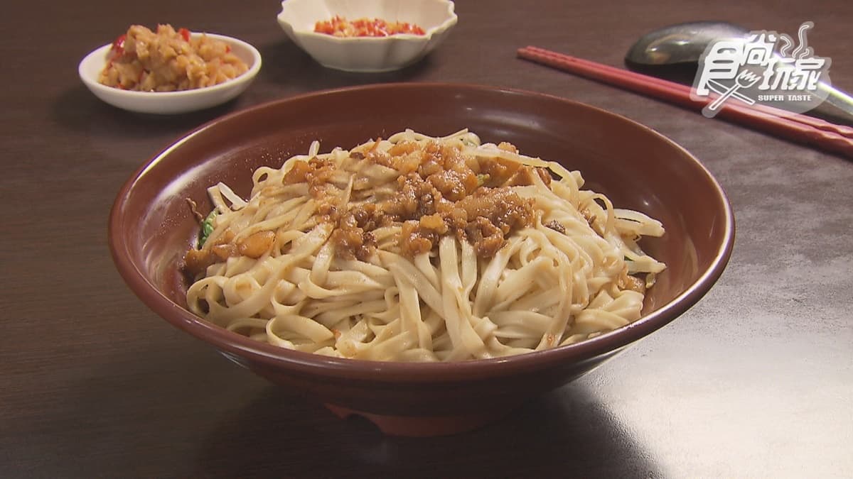 「沙茶乾意麵」拌入店家自製的辣菜脯，使得口感更加提升。