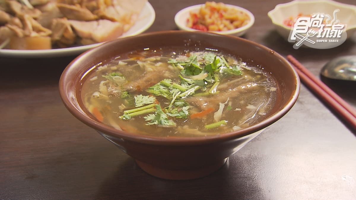 「肉羹湯」裡面的肉塊選用豬後腿肉製作，料也給得很多。