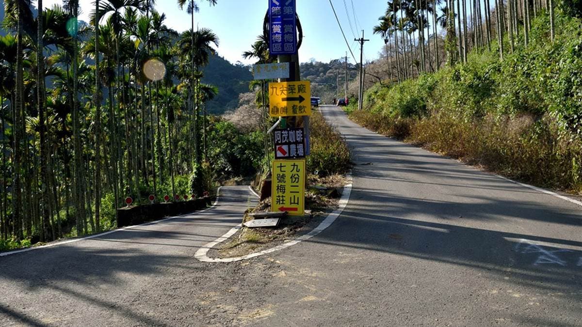 山區道路狹窄請小心駕駛，由龍南路往長石巷單向行駛即可抵達。（圖片來源：假日農夫愛趴趴照）