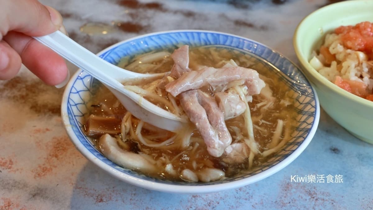 「香菇肉羹」嘗起來鹹甜鹹甜的，羹湯裡還有肉羹條。（圖片來源：Kiwi 樂活食旅）