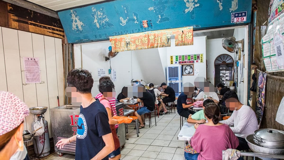 店家生意相當好，不管夏天、冬天，店裡總是坐滿吃圓仔的客人。（圖片來源：大手牽小手。玩樂趣）