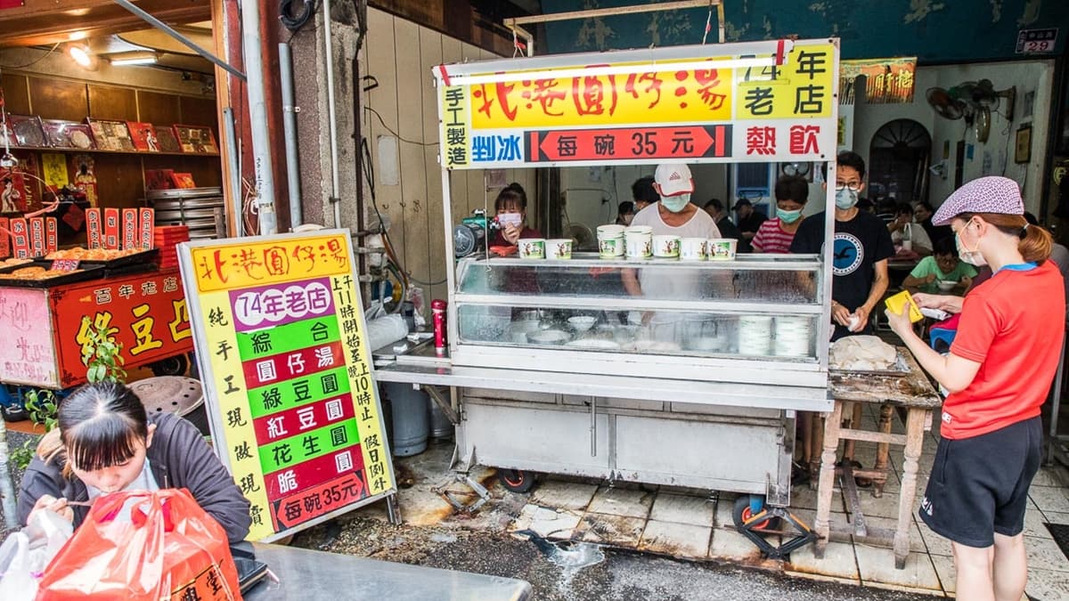 老字號的「北港圓仔湯」，主打手工現剝的古早味圓仔。（圖片來源：大手牽小手。玩樂趣）
