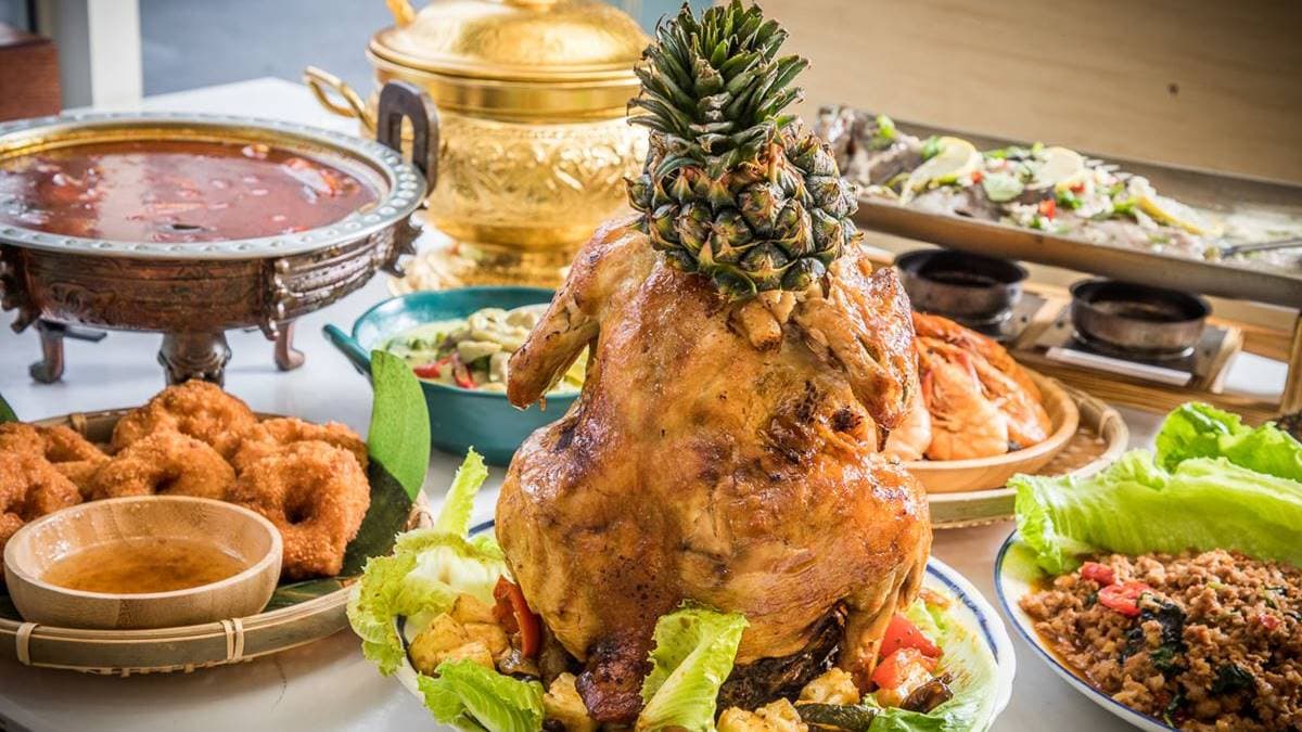 超特色的鳳梨烤全雞，經燒烤後會散發出濃郁的香料氣息。（圖片來源：大手牽小手玩樂趣）