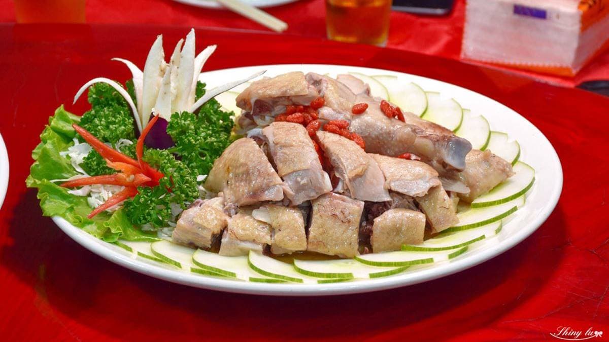 宸軒園的拿手菜「白斬放山雞」。（圖片來源：我是呂萱萱-吃喝玩樂愛分享）