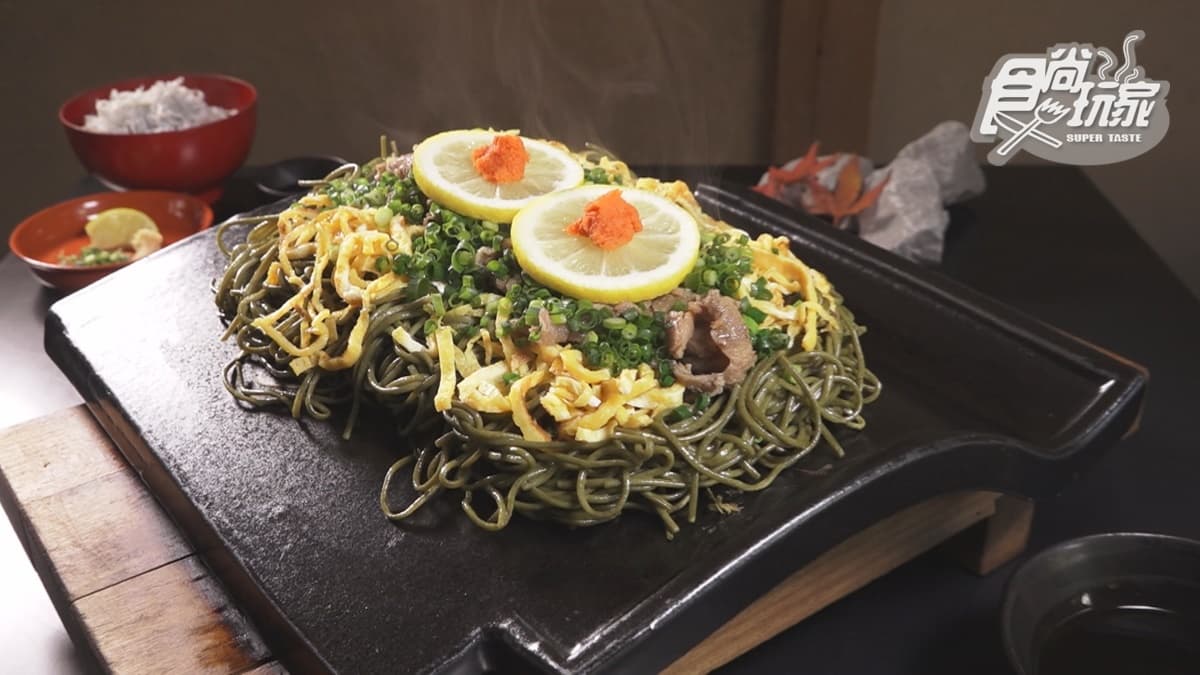 「吻仔魚瓦片蕎麥麵」麵條使用抹茶粉製成，是當地才吃得到的獨特味道。