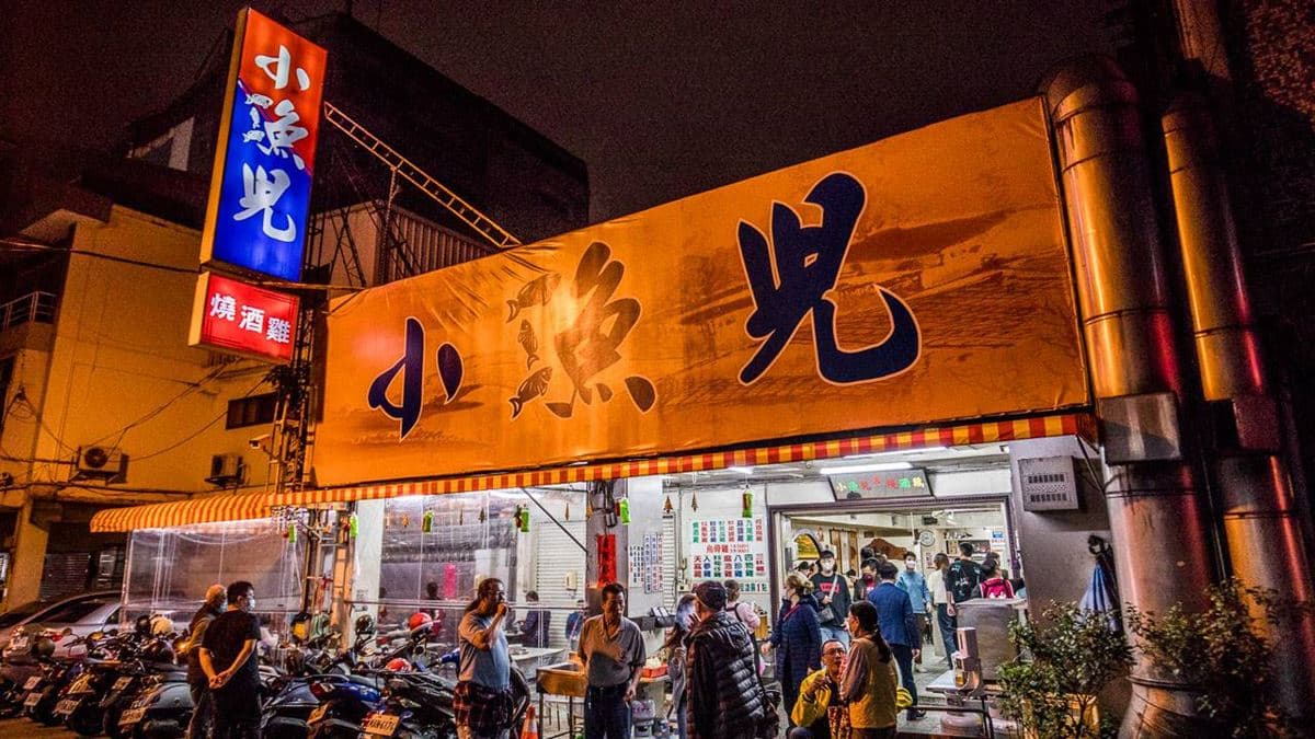 小漁兒燒酒雞」位於五權路、篤行路交叉口附近，天氣愈冷生意愈好！（圖片來源：大手牽小手玩樂趣）