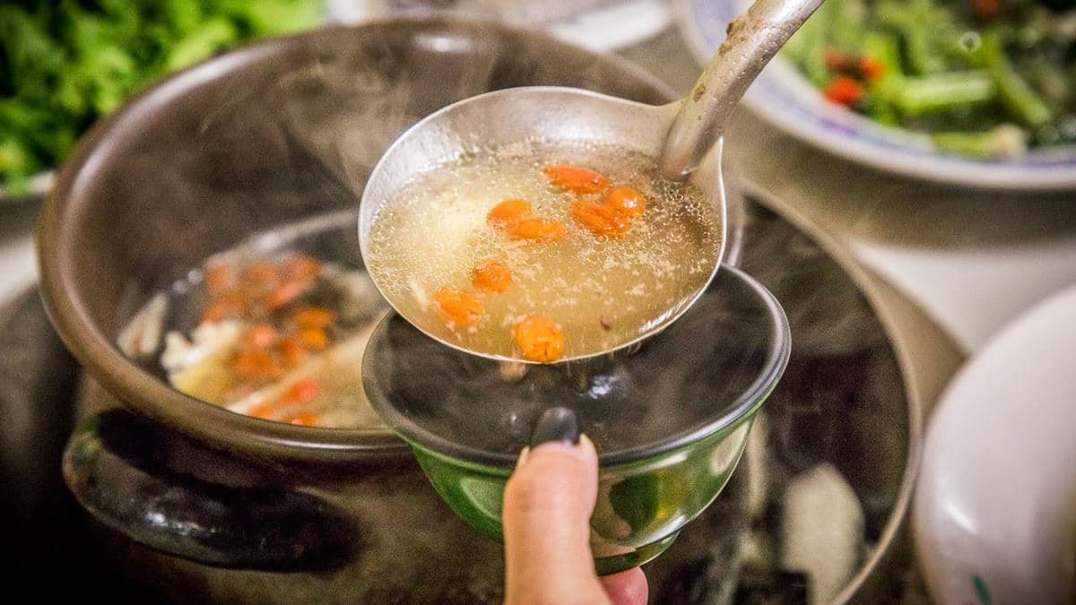 燒酒雞湯底甜到一個不行，裡面加了獨門中藥材熬煮，入口清甜會回甘。（圖片來源：大手牽小手玩樂趣）