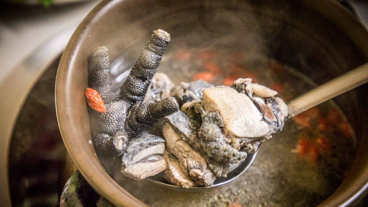 小漁兒用的都是烏骨雞，烏骨雞肉比較有彈性且扎實，口感軟Q好吃。（圖片來源：大手牽小手玩樂趣）