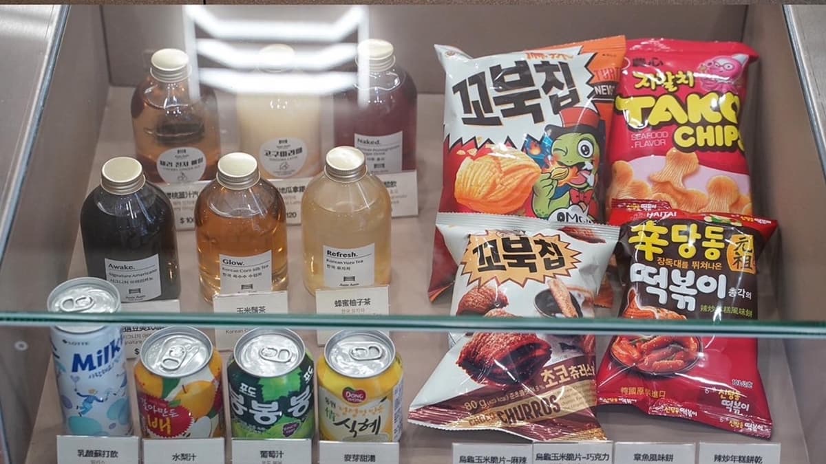 店內還有販售韓國進口的零食、飲品，可以順手帶點零嘴回去享用。（圖片來源：阿華田的美食日記）