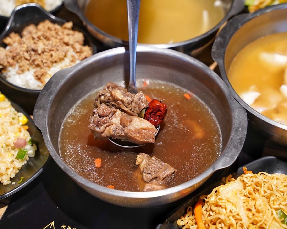 「210元火鍋吃到飽」太佛！只要＋10元再送１盤肉，炒飯、炒泡麵也任你無限吃