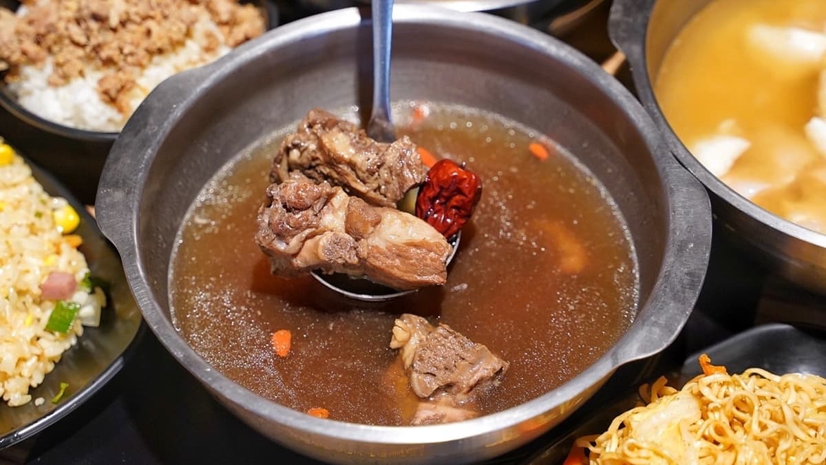 「藥膳排骨」湯頭帶有中藥的清香，裡頭還有數塊軟嫩的排骨。（圖片來源：阿華田的美食日記）