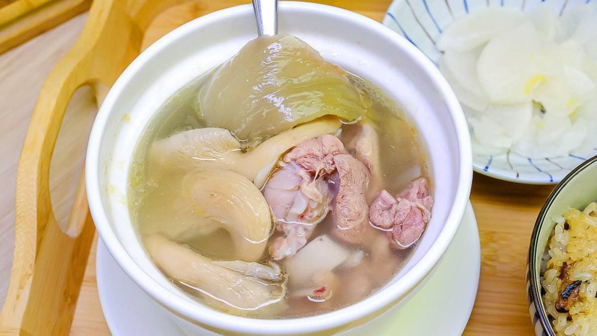 「酸菜豬肚鴨湯」，湯頭清甜，酸菜、筍片不會過於酸，配料同樣豐富。（圖片來源：霸子。食樂拼圖）