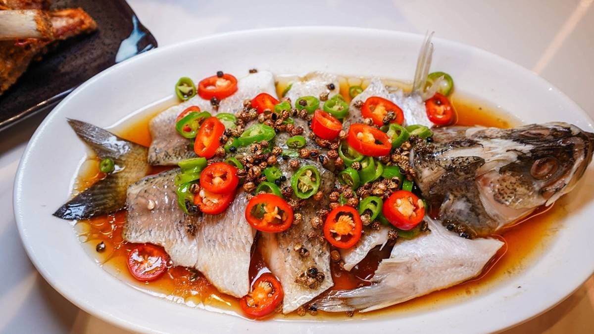 青花椒鱸魚蒸有淡淡的青花椒的香味，魚肉處理得很好。（圖片來源：剎有其食）