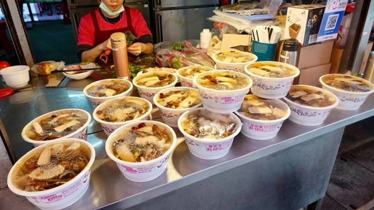 「阿發海產」最主要的餐點就是佛跳牆，曾被《食尚玩家》節目介紹過。（圖片來源：貓大爺部落格）