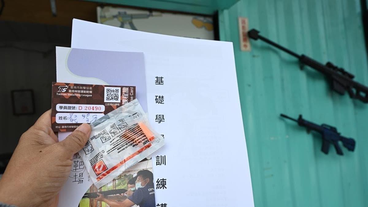 射擊會付基礎訓練講義、耳塞與護目鏡。（圖片來源：快樂的過每一天）
