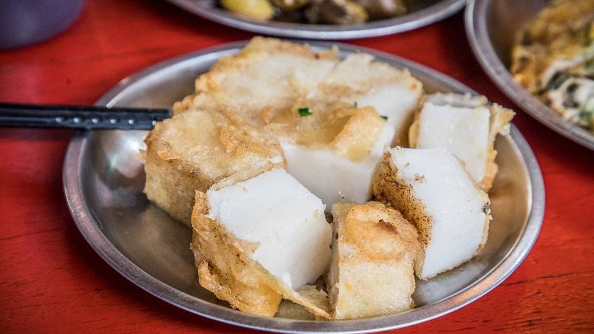 蘿蔔糕外表炸得赤赤脆脆的，裡面依舊也很嫩。（圖片來源：大手牽小手玩樂趣）