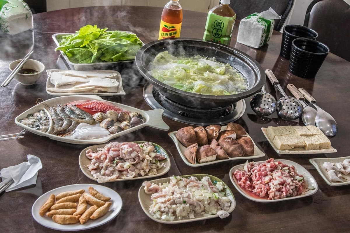 超偏僻卻天天爆滿！網譽「石頭火鍋神店」藏加油站，大肉盤＋沙茶老饕最愛