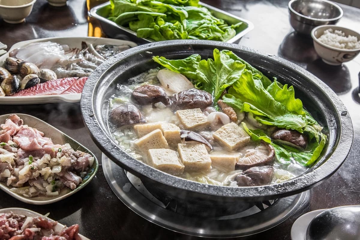 超偏僻卻天天爆滿！網譽「石頭火鍋神店」藏加油站，大肉盤＋沙茶老饕最愛
