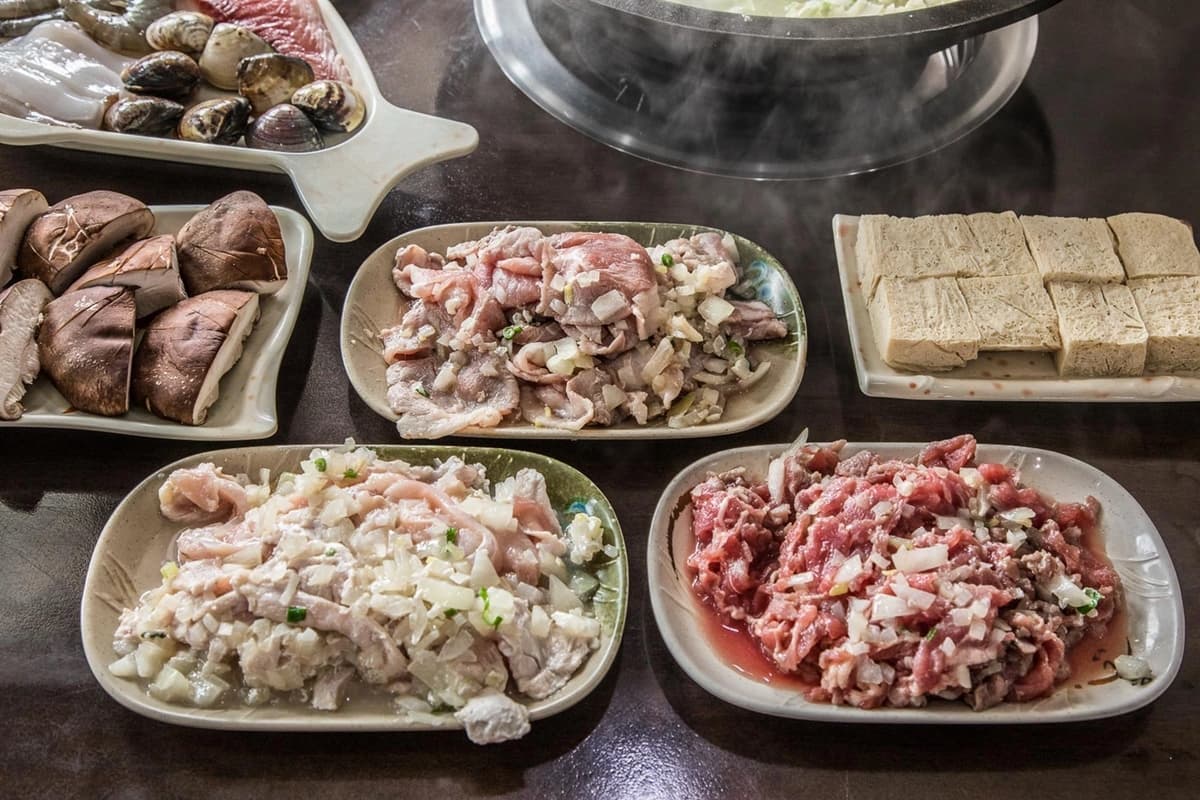 超偏僻卻天天爆滿！網譽「石頭火鍋神店」藏加油站，大肉盤＋沙茶老饕最愛