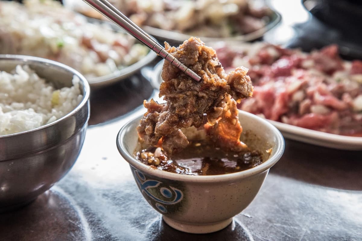 超偏僻卻天天爆滿！網譽「石頭火鍋神店」藏加油站，大肉盤＋沙茶老饕最愛