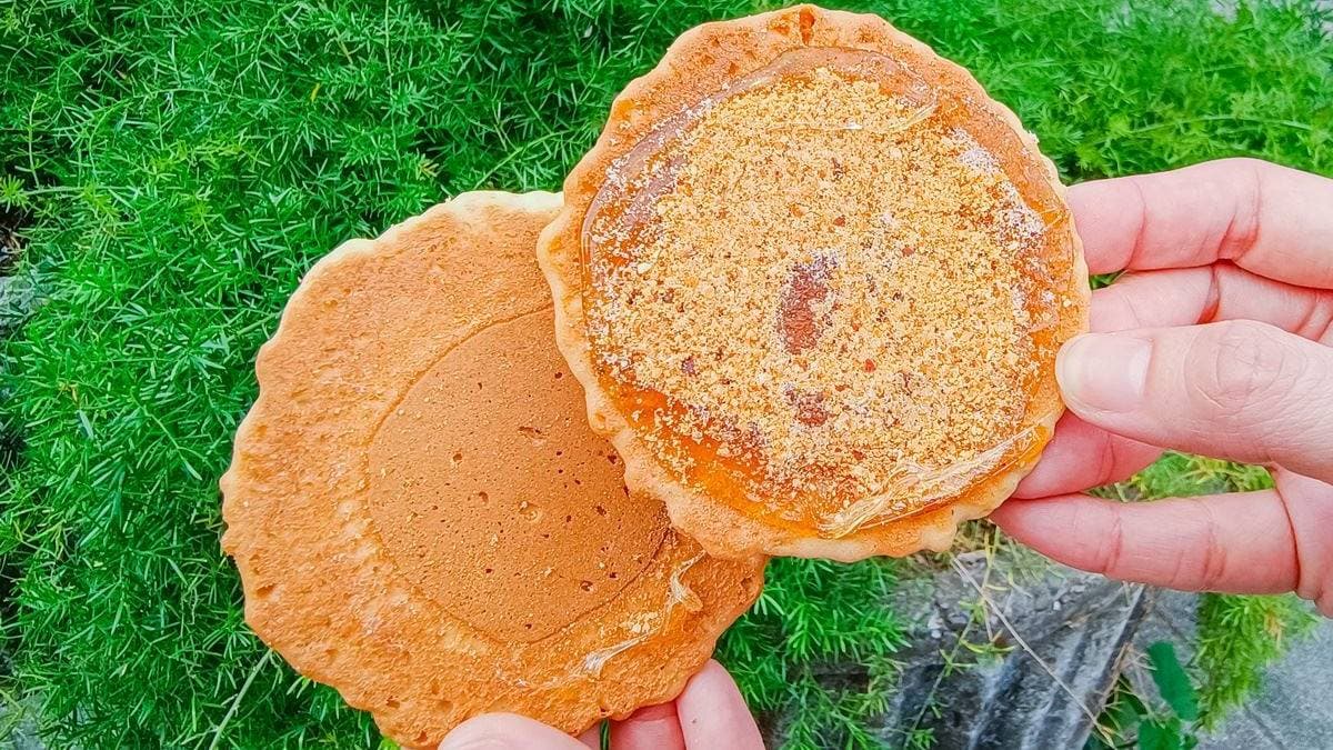 麥芽餅上面還有加花生粉和梅子粉，是店家與眾不同的地方。（圖片來源：小佳的幻想世界）