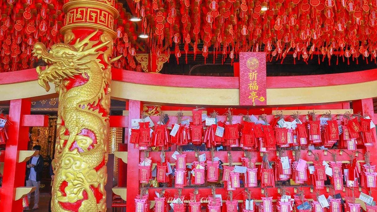 門口的祈福亭掛滿信眾們的心願。（圖片來源：又要飛去哪！？）
