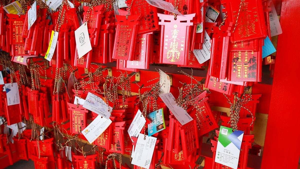 祈福卡上綁滿好多公司業務、房仲、車貸的信眾名片。（圖片來源：又要飛去哪！？）