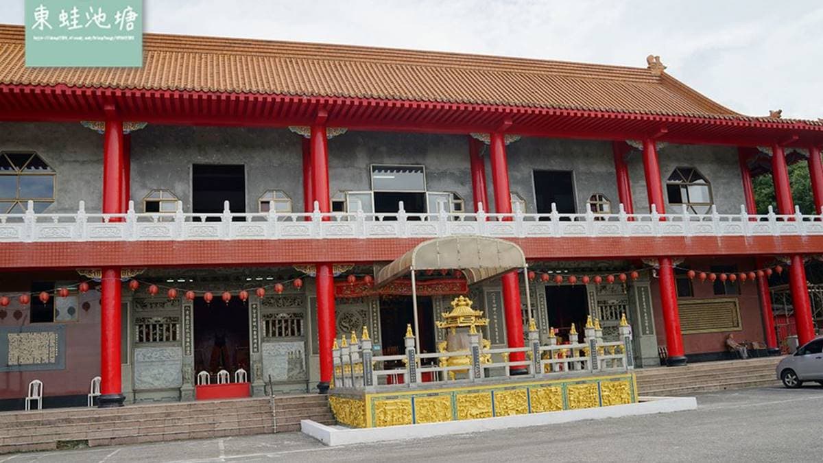 大殿內除了供奉十八王公外，兩旁另有文武財神。（圖片來源：東蛙池塘）