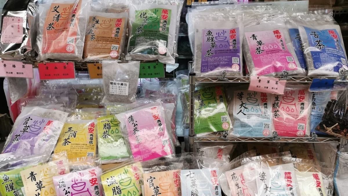 店家會針對不同需求調配青草藥包，各種茶飲及泡澡沐浴用的都有。（圖片來源：旅充小日子）