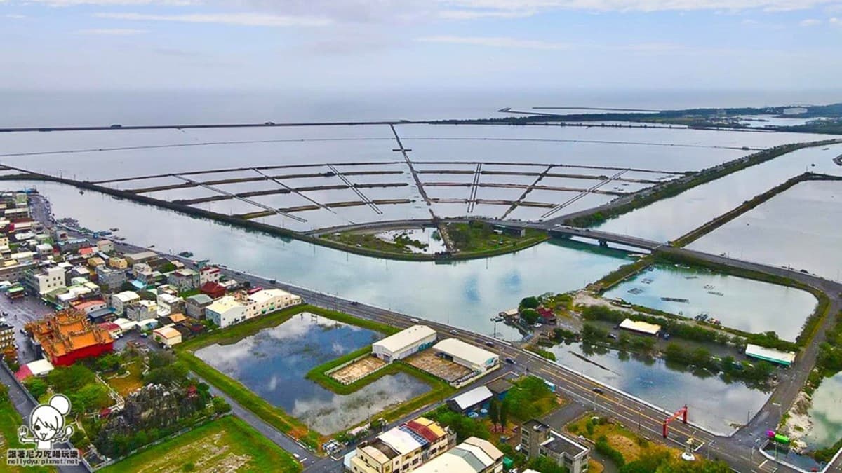 「青鯤鯓扇形鹽田」的獨特景致要空拍才可以看到。（圖片來源：跟著尼力吃喝玩樂）