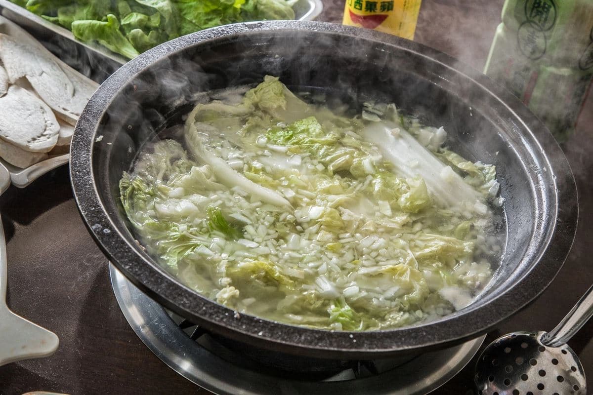 超偏僻卻天天爆滿！網譽「石頭火鍋神店」藏加油站，大肉盤＋沙茶老饕最愛