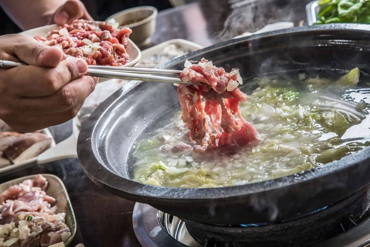超偏僻卻天天爆滿！網譽「石頭火鍋神店」藏加油站，大肉盤＋沙茶老饕最愛